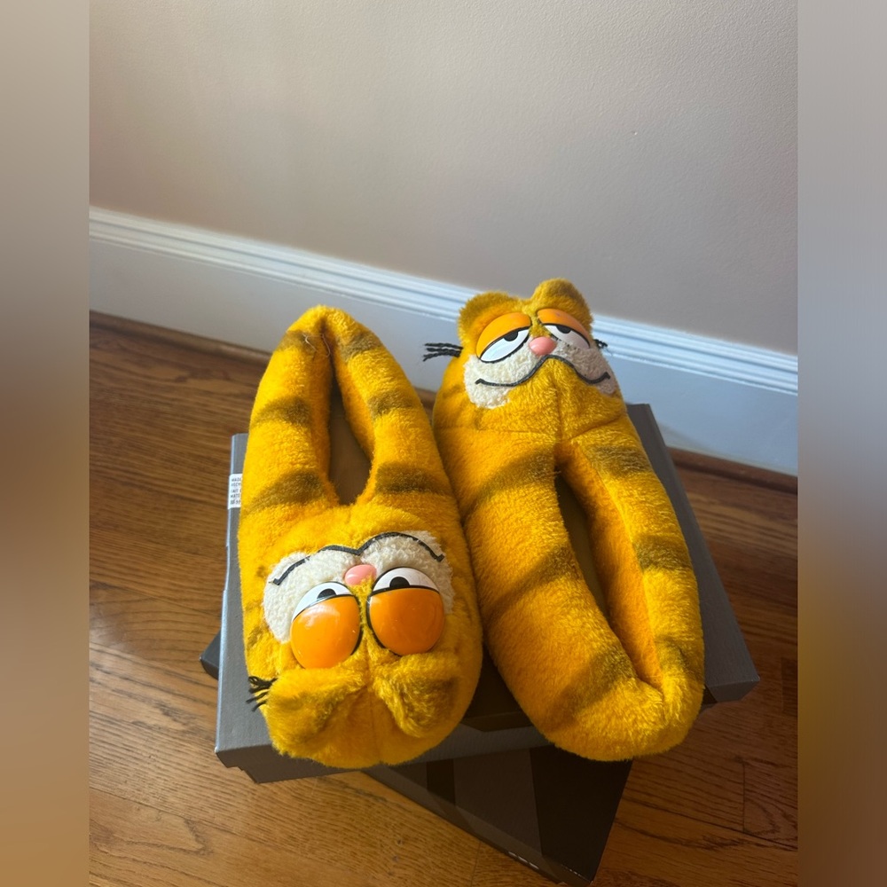 vintage garfield slippers fit a woman’s 9-10